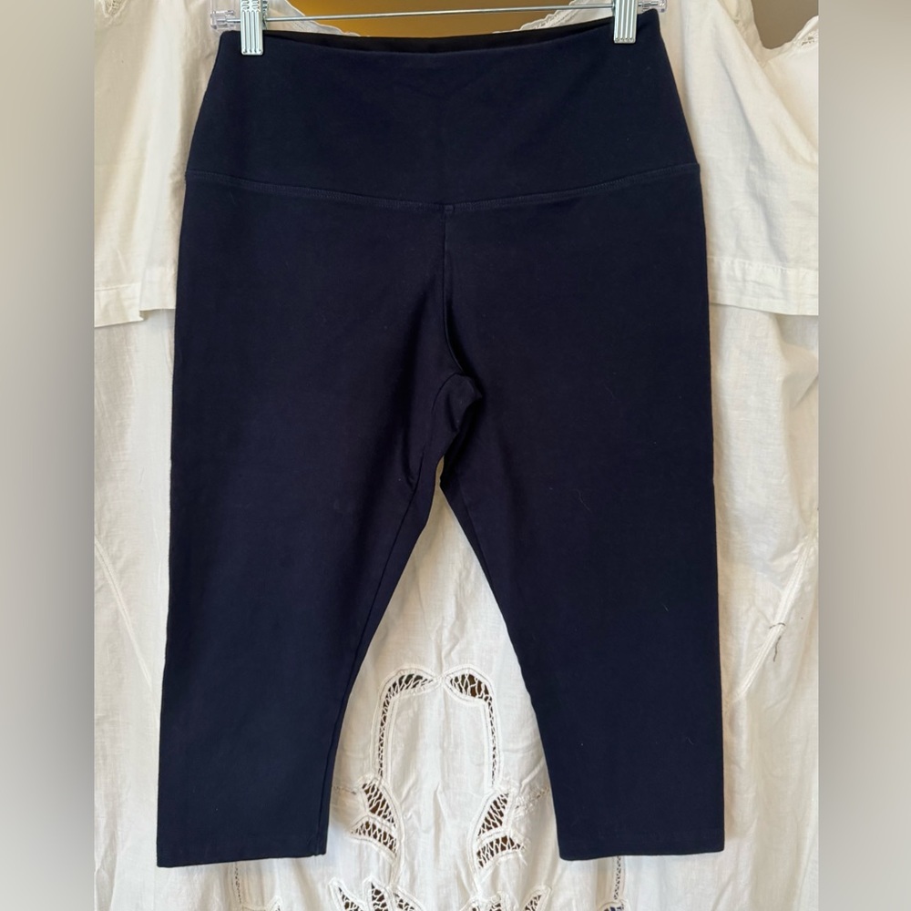 Lyssé capri leggings. Navy Blue. Size L.